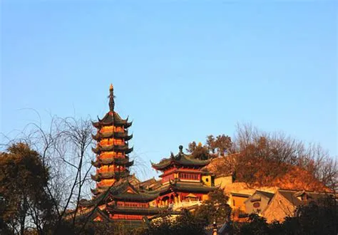 Jinshan Temple: A Majestic Mountaintop Retreat Embracing Ancient History and Breathtaking Views!