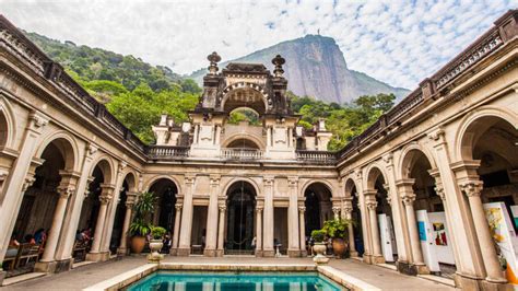 Parque Lage: A Lush Oasis Where History Whispers and Creativity Flourishes!