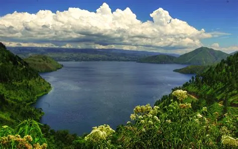 Toba Lake: An Ancient Volcano's Embrace Filled With Adventure and Serenity!